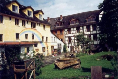 Photo via <a data-cke-saved-href="https://www.kommune-niederkaufungen.de/fotogalerie/gebaude/" href="https://www.kommune-niederkaufungen.de/fotogalerie/gebaude/" target="_blank">Kommune Niederkaufungen</a>.