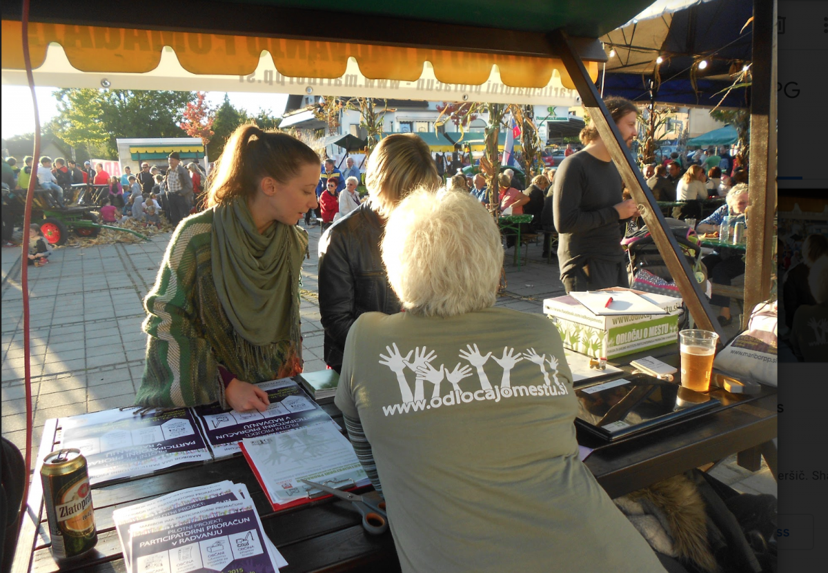 IMZ volunteers inform visitors of a Saturday farmers market about the possibilities of communal improvement through participatory budgeting practices: Credit: IMZ