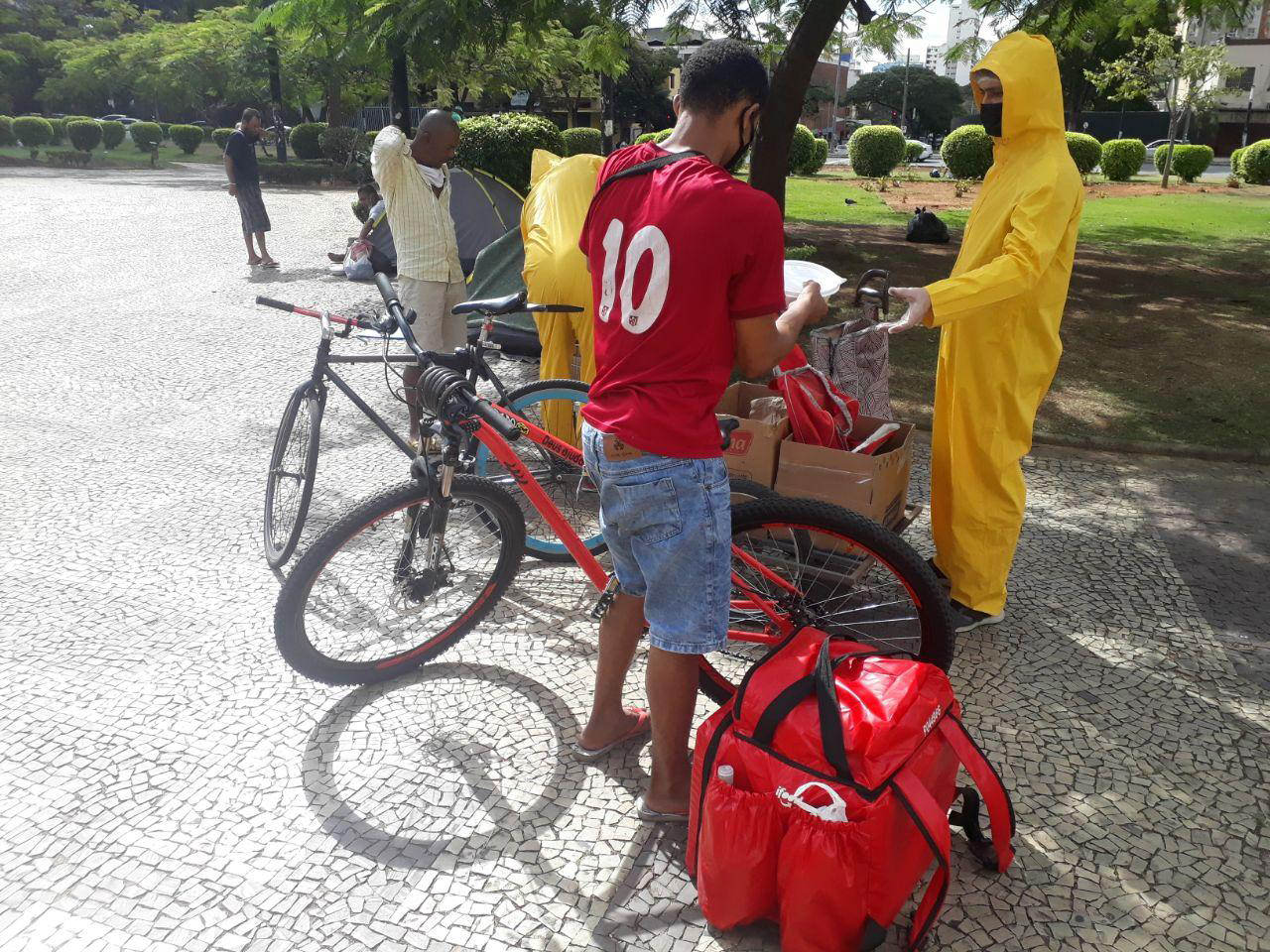 Distributing aid kits in the neighborhood of Kasa Invisível.
