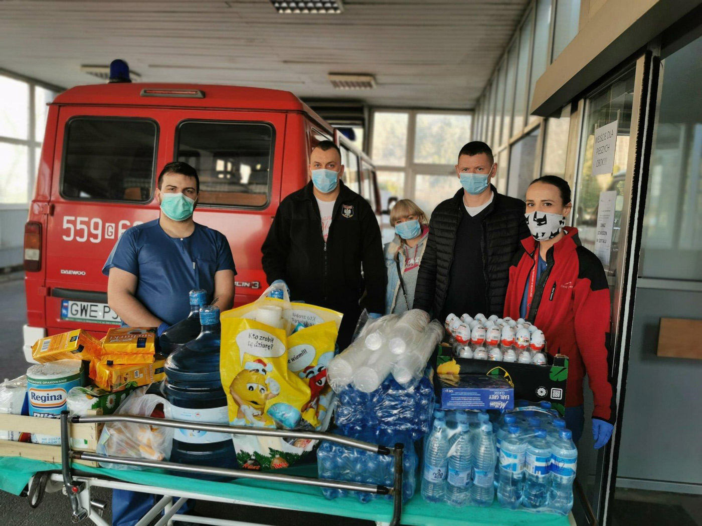 Visible Hand activists from the local group in Wejcherowo working with a volunteer fire brigade to support the local hospital.