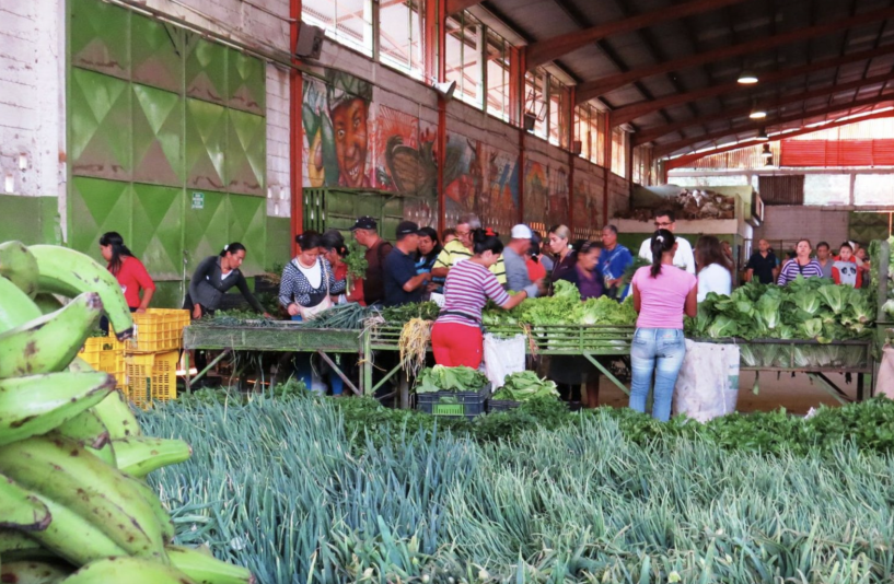 A Cecosesola food market.