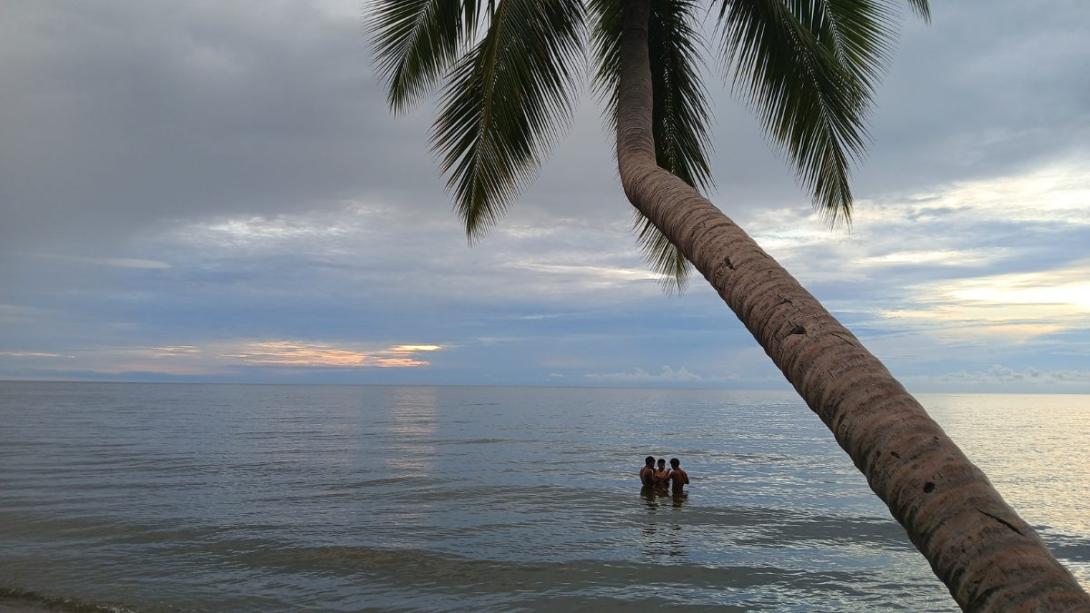 At sunset, people gather by the lake. (Rome Arrieche)